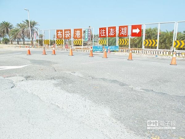 台灣港務公司高雄港務分公司，正積極興建港區內公共建設及入口景觀等工程，大型車輛出入頻繁，致路面嚴重壓損。（張伊珊攝）