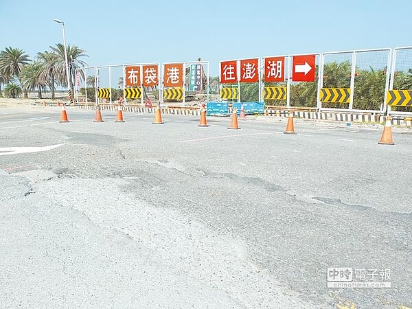 台灣港務公司高雄港務分公司,正積極興建港區內公共建設及入口景觀等工程,大型車輛出入頻繁,致路面嚴重壓損。(張伊珊攝)