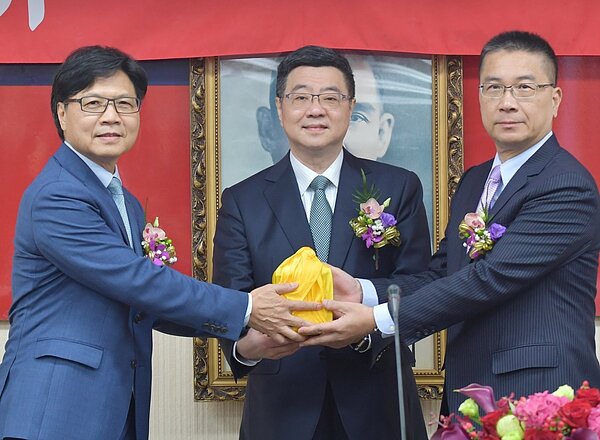 新舊任內政部長交接典禮，由行政院秘書長卓榮泰(中)擔任監交人。