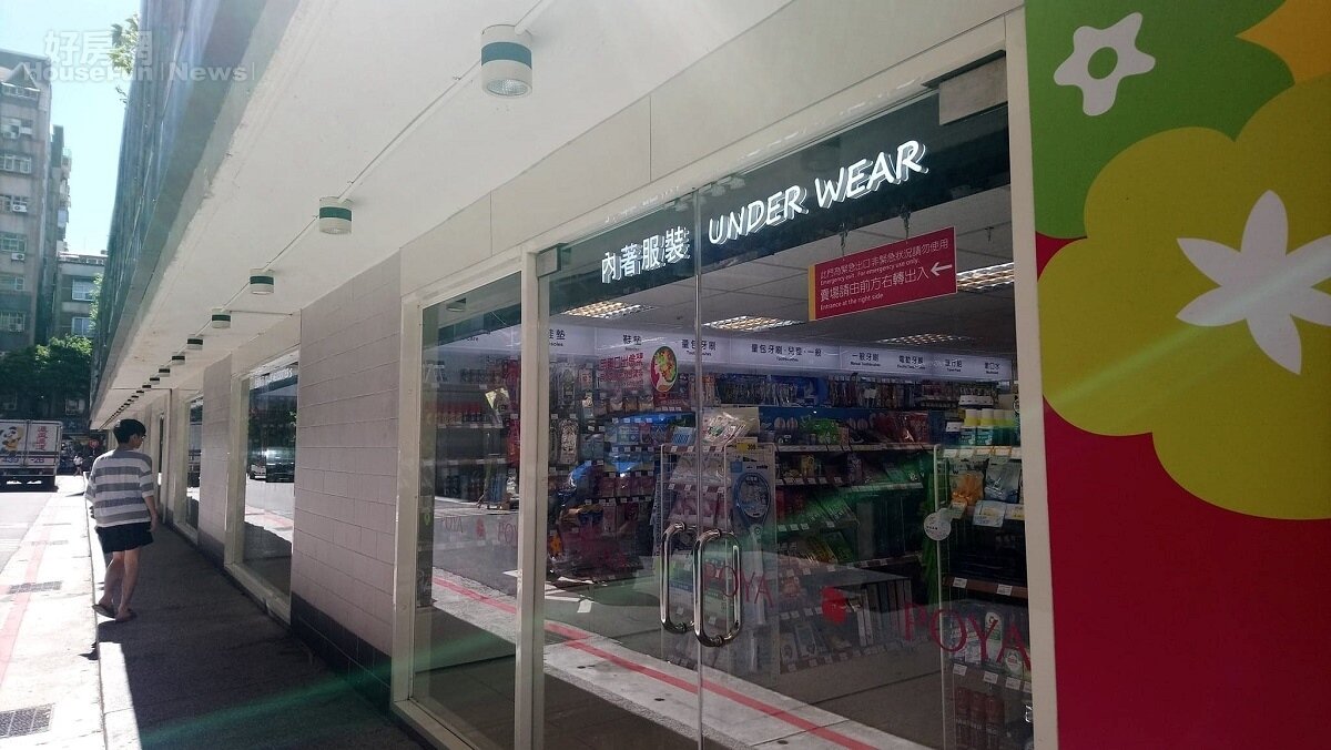 台北市中山區新興公宅 1樓寶雅門市相當大(好房網News記者/王思云攝影)