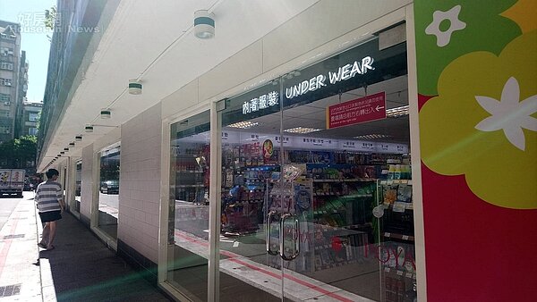 台北市中山區新興公宅 1樓寶雅門市相當大（好房網News記者／王思云攝影）