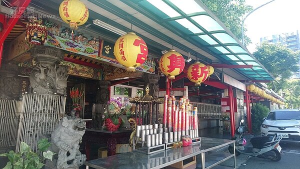 台北市中山區新興公宅後面有一座宮廟 緊鄰新生高架橋(好房網News記者/王思云攝影)