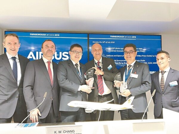 星宇航空張國煒董事長（左三）、空中巴士商務長Eric Schulz（左四）及星宇航空總經理翟健華（右二）簽訂17架A350XWB購機意向書。 星宇航空／提供