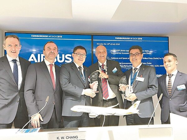 星宇航空張國煒董事長(左三)、空中巴士商務長Eric Schulz(左四)及星宇航空總經理翟健華(右二)簽訂17架A350XWB購機意向書。 星宇航空/提供