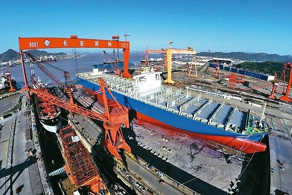大陸經濟成長放緩,這對全球經濟成長而言是一個令人擔憂的徵兆。圖為大陸某造船廠生產情況。 (新華社)
