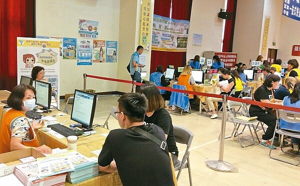 國稅局官員提醒,沒有在規定期間繳稅,現在滯納金是15%,「真的很重」,呼籲尚未繳稅的民眾,趕快完成報稅最後一步。 本報系資料庫