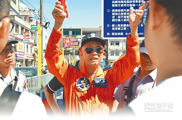 蔡英文總統17日到龍潭陸軍601旅,退役飛官方家駿抱怨,警方設置意見表達區過遠,總統根本看不到、聽不到民眾聲音。(賴佑維攝)