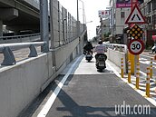 像騎蹦蹦車！沙鹿陸橋才通車5天　機車道封閉重鋪柏油　