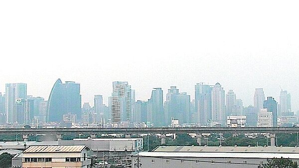台中市近日空品差，市區一片霧茫茫的。 圖／取自環保署網站