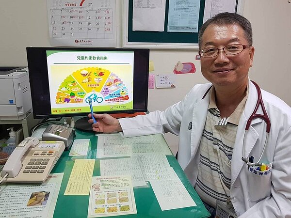 台中醫院小兒科醫師陳錦江說,小學時期的肥胖在成人後有6到7成仍然肥胖;而肥胖的國中生更高達7到8成將來是肥胖成人。圖/台中醫院提供