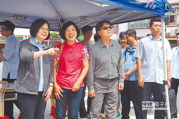 蔡英文總統(左起)到張藥房原址了解重建情形,並為彭秀春打氣。(陳慶居攝)