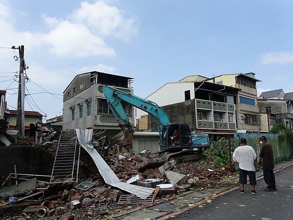 屏東縣政府工務處今天清晨5時無預警前往屏東市公勇路拆除抵觸戶。記者翁禎霞/攝影