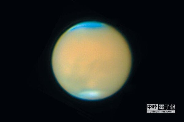 每15或17年會發生一次的「火星大衝」，2003年時吸引民眾徹夜排隊觀賞，今年又再度登場，將在本月27日下午達到「衝」的位置，也就是火星距離地球最近的位置。圖為17日凌晨拍攝到的火星。（台北市立天文館提供，吳昆臻攝）