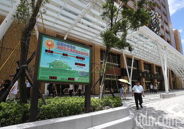 台電大樓今天上午出現局部短暫跳電。 記者林澔一/攝影