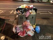 萬華區人行道垃圾桶堆滿家用垃圾　居民批：超沒公德心