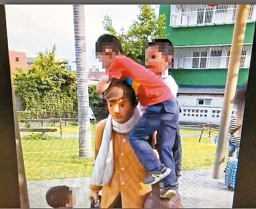 前天有民眾發現遊客放任小孩攀爬幾米公園人偶,擔心破壞公物。 圖/翻攝爆料公社