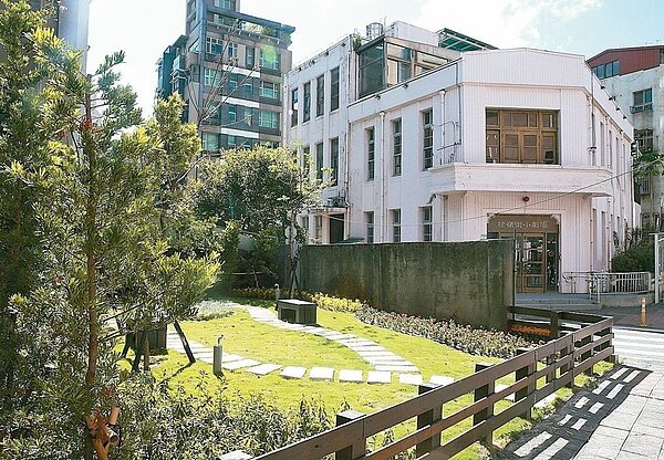 廢地變花園公有館停擺台北市府說要整修牯嶺街小劇場,卻空一年半養蚊子,反而是旁邊的空地經里民整理成花園。 記者黃義書/攝影