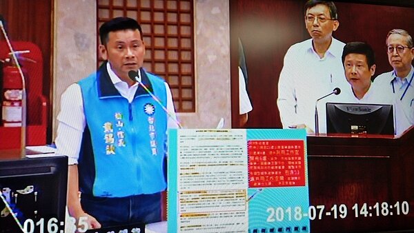市議員戴錫欽(左)踢爆柯文哲競選辦公室也違法土地使用區規定。記者楊正海/攝影