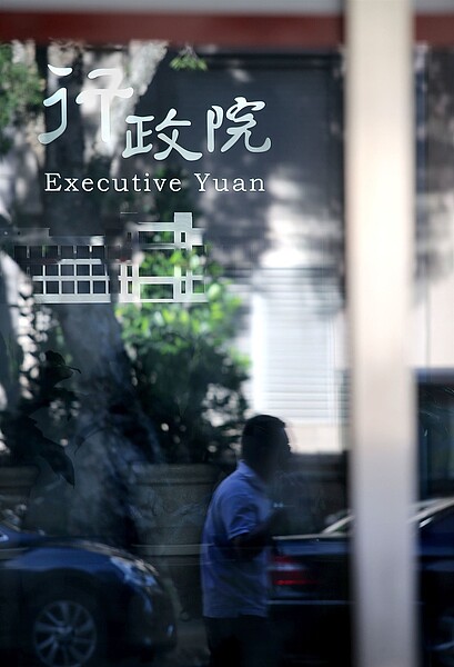 為落實蔡英文總統勞動政見,中央機關7千多人派遣人力,兩年內達成「零派遣」。記者高彬原/攝影