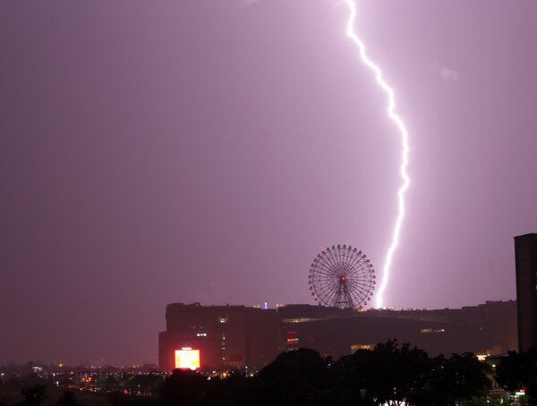高雄市區晚間雷雨交加，一道巨大閃電擊中地面發出亮光。記者劉學聖／攝影 