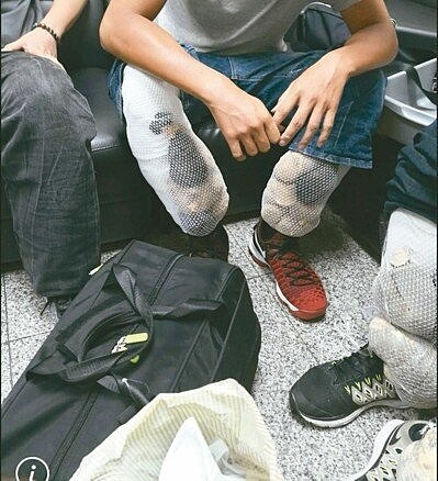 三名男子把走私的動物綁在小腿,打算闖關。 圖/金門航警所提供