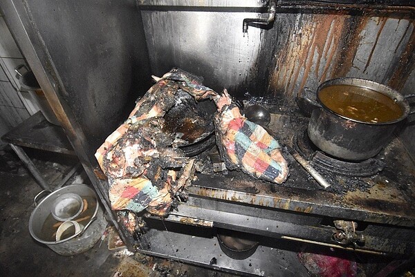 台北市近2年發生的火警,4成起火原因是烹調不慎,其中以煮焦最多,消防局提醒民眾「人離火熄」。圖/台北市消防局提供