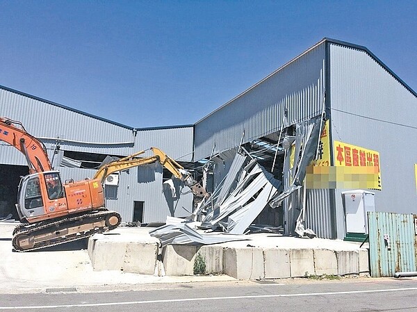 桃園市近日拆除蘆竹南竹段一處大型違建，廠房外還可見張貼廠辦出租的訊息。 圖／市府建管處提供