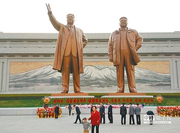 朝鮮民族遺產國際旅行社昨首度來台舉辦推介會,6天5夜團費為3萬到6萬元左右。圖為朝鮮領導人金日成(左)、金正日的大型雕像,是遊客的熱門拍照景點。(業者提供)