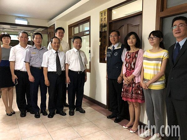 內政部今天表示,戶政與警方已建立查察合作機制,針對選前6個月遷入、同址設籍3戶以上、一戶寄居5人以上等疑有異常情形加強查察,圖為台南檢警調及政風單位日前宣示查賄制暴,嚴懲金錢、暴力介入選舉的決心。聯合報系資料照片