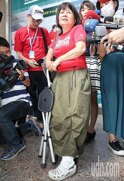 屏東縣議員蔣月惠日前因公勇路拆除工程抗爭與執勤女警發生肢體衝突後爆紅，今天帶著腳傷來台北上節目。記者鄭清元／攝影