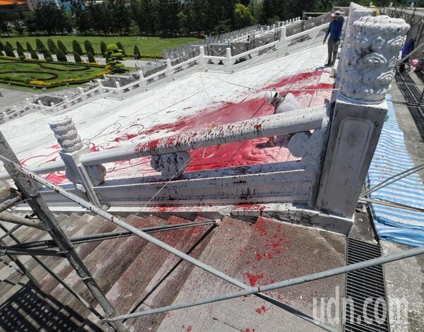 中正紀念堂遭潑漆，青天白日徽章也被波及。記者鄭清元／攝影