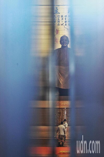 中正紀念堂今早遭獨派團體突襲,蔣公銅像被潑紅漆,現場維安員警立即關上大門,為清潔銅像暫不開放。記者鄭清元/攝影