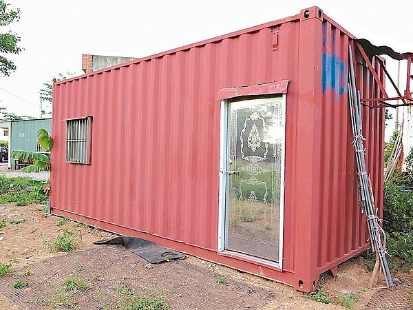 桃園航空城計畫近月出現不少搶建型違建,大園區中山南路與橫湳路交界出現混凝土違建,甚至還有鐵皮違建。 記者張裕珍/攝影