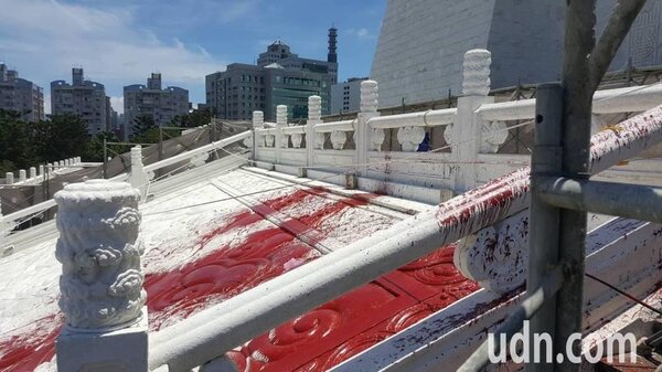 中正紀念堂昨遭潑漆，青天白日徽章也被波及。 記者陳煜彬／攝影
