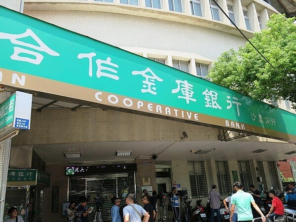合作金庫銀行沙鹿分行今天(20日)上午遭歹徒持槍搶劫。本報資料照片。記者黑中亮/攝影。