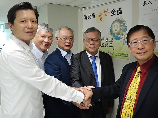 新北市政府工務局局長朱惕之(左一)感謝新北市建築師公會、不動產開發公會等,力挺支持市府創先推動新建住宅建案公共設施使用節能燈具政策。記者陳珮琦/攝影