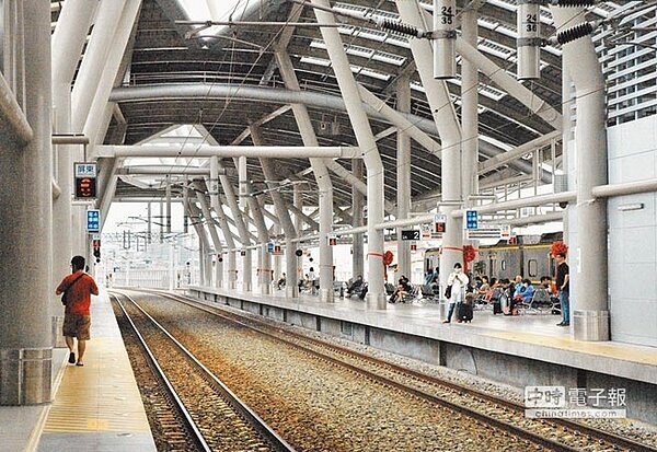 配合屏潮鐵路高架化,城市周邊也進行道路拓寬,但徵收卻經常爆衝突。(林和生攝)