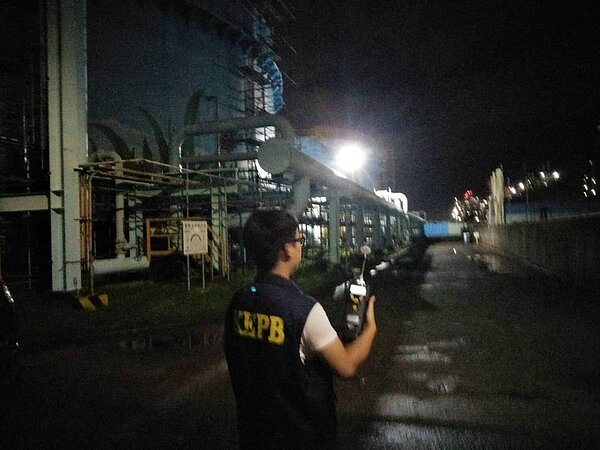 高市環保局昨晚在石化三路巡查時發現空氣中揮發性有機物濃度的讀值偏高,經進入中油林園廠確認是該廠將逕流廢水暫存槽內的雨水導入廢水儲槽,導致含油氣的氣體逸散排放。照片/環保局提供