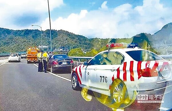 國道7隊埔里小隊20日在國道6號愛蘭交流道處理自小客車自撞護欄車禍，意外驚見後車廂藏有女屍。（民眾提供，翻攝行車記錄器）