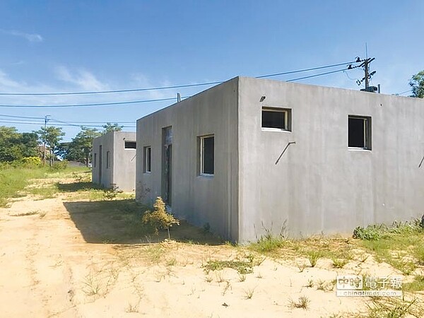 航空城計畫區內出現如北韓樣板屋的速成違建,疑在外施工再吊進農地,遭諷「種房子搶查估費」。(甘嘉雯翻攝)