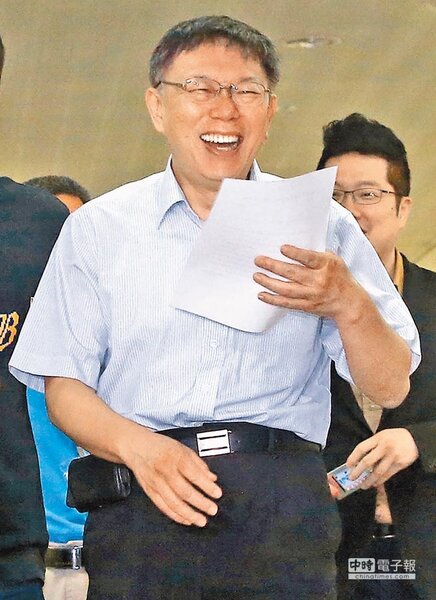 台北市長柯文哲，20日被問到競選辦公室「小樹屋」被爆違規使用，柯表示，法律大有問題，他也是受害者。（趙雙傑攝）