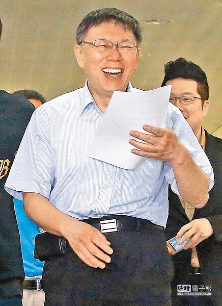 台北市長柯文哲,20日被問到競選辦公室「小樹屋」被爆違規使用,柯表示,法律大有問題,他也是受害者。(趙雙傑攝)