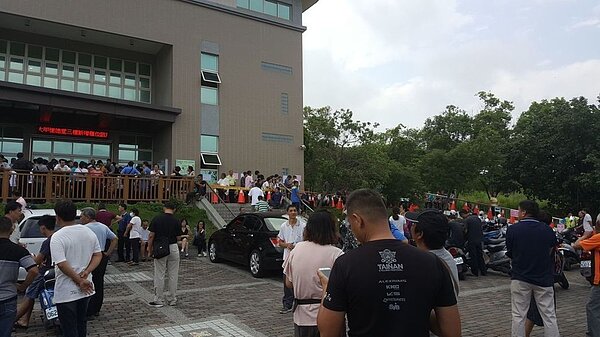 大甲區懷德堂神主牌位及納骨櫃位」核准啟用,今天數百名民眾一早就擠在懷德堂外排隊。圖/李榮鴻提供