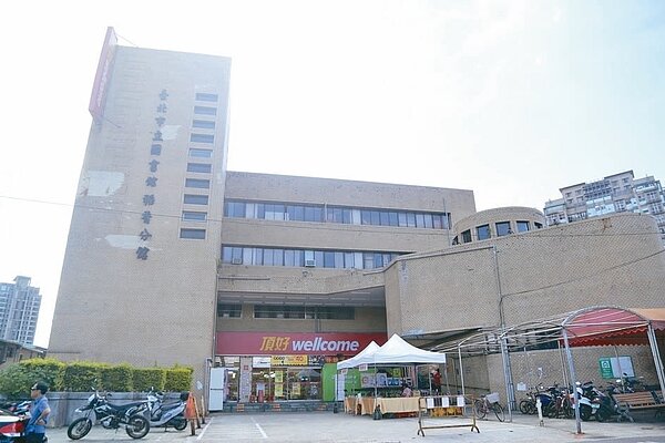 北投區第一家超市「稻香市場」因屬海砂屋需改建,最快12月拆除,明年4月動工。 記者魏莨伊/攝影