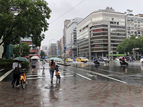 今明兩天北部、東半部地區及恆春半島有短暫陣雨或雷雨，其他地區有局部短暫陣雨或雷雨，並有局部大雨發生的機率。記者侯俐安／攝影 