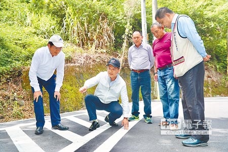 台中市長林佳龍（左二）21日視察武陵路段，強調路平2.0已展開，下階段重點在偏遠地區。（陳淑娥攝）