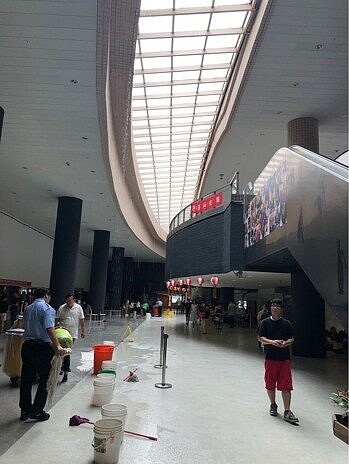 北市昨天下午一陣暴雨，讓台北捷運中山地下街位於雙連、中山兩站之間的爵士廣場也意外下起「小雨」。圖／取自台大PTT