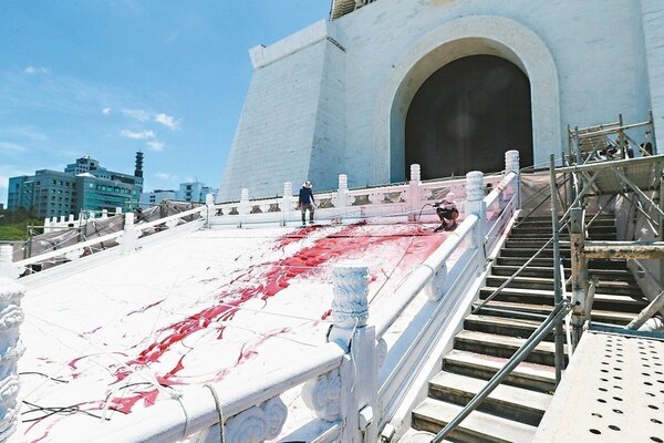 中正紀念堂昨天遭潑紅漆。 記者鄭清元／攝影 
