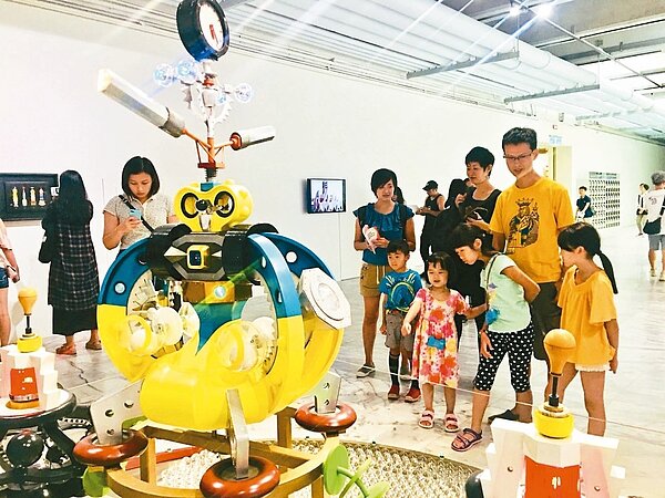 台北市立美術館歷經閉館整修9個月後，昨再度敞開大門，首波開館活動包括藝術家李子勳的動力機械裝置展「異星系」。 記者魏莨伊／攝影