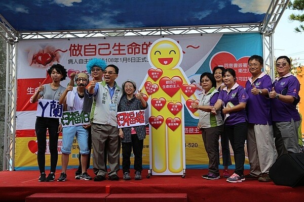 行動劇「愛安寧支持器捐」用輕鬆愉快的宣導方式,邀請民眾篩檢顧健康,響應安寧、支持器捐。記者謝恩得/翻攝